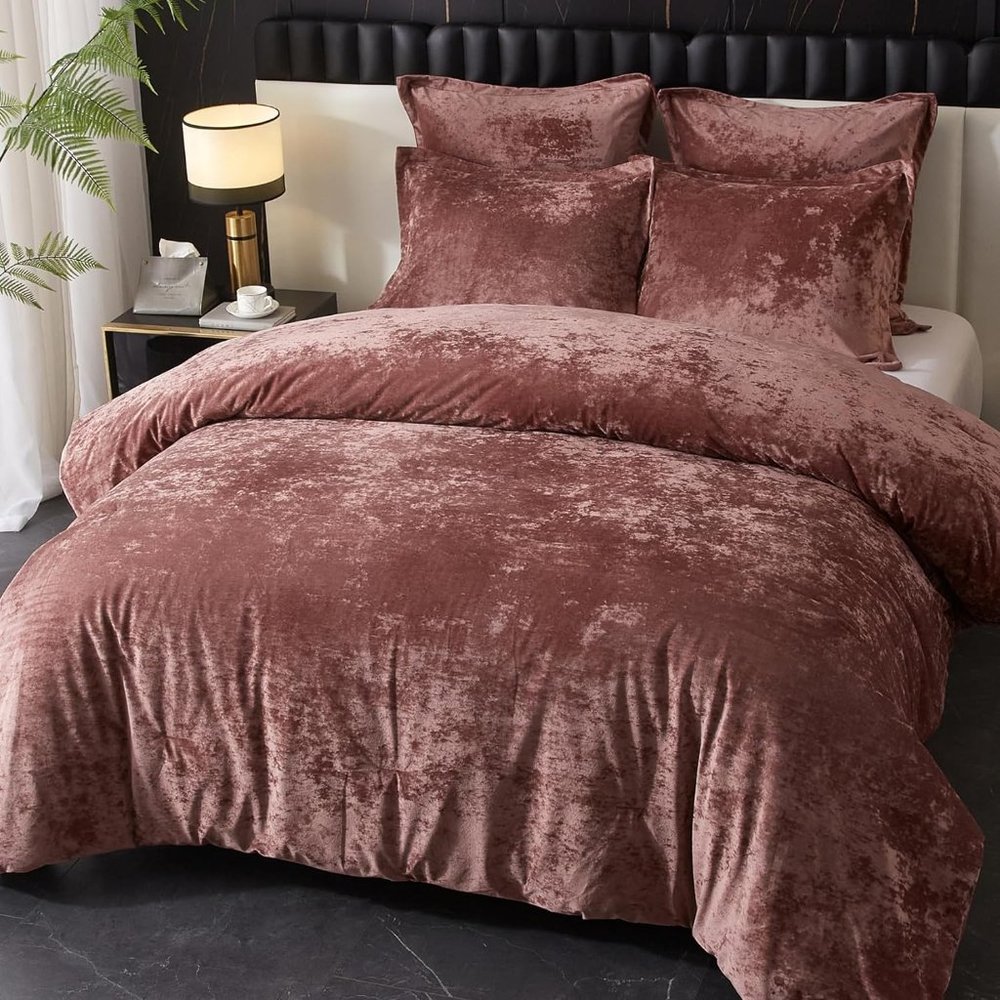 Luxurious Velvet Comforter Set in Rich Brown